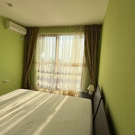 двустаен с прекрасна морска гледка и голяма тераса на самия бряг на морето Elenite