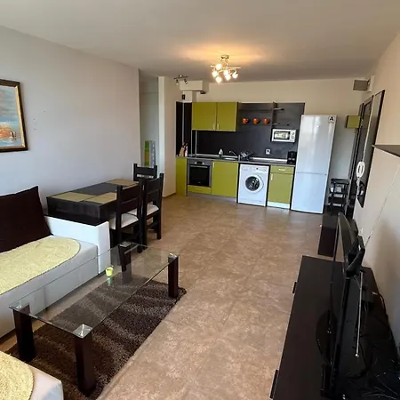 двустаен с прекрасна морска гледка и голяма тераса на самия бряг на морето *