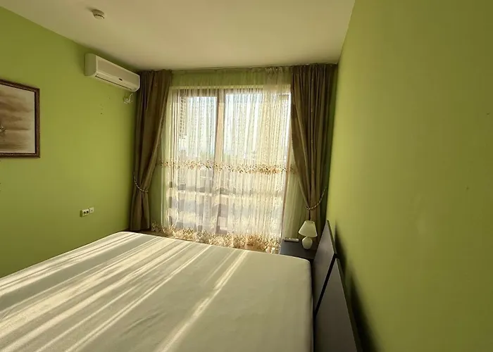 двустаен с прекрасна морска гледка и голяма тераса на самия бряг на морето Elenite