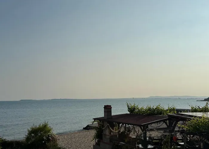 Apartment двустаен с прекрасна морска гледка и голяма тераса на самия бряг на морето *