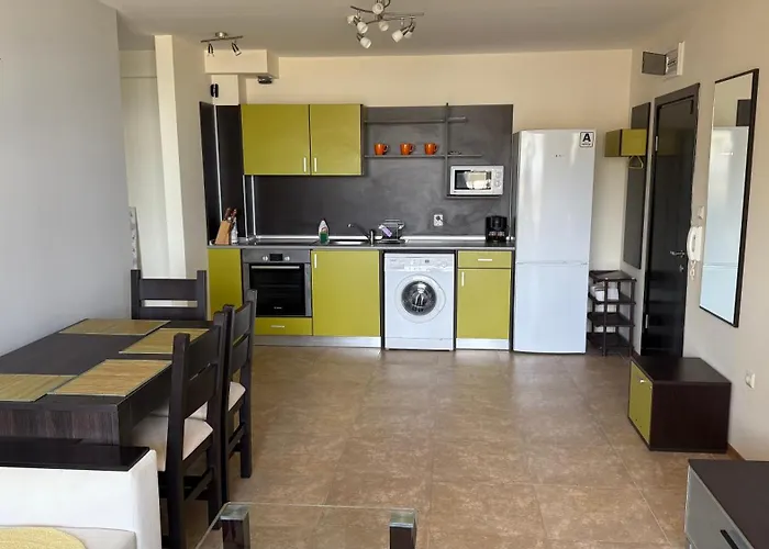 двустаен с прекрасна морска гледка и голяма тераса на самия бряг на морето Apartment *